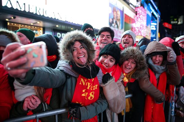 Перед наступлением Нового года Таймс-Сквер заполняют тысячи улыбающихся и смеющихся людей - Sputnik Грузия