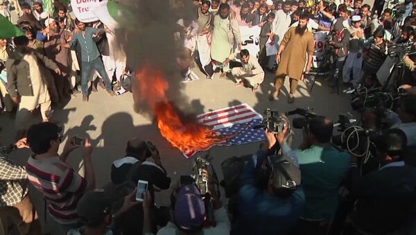 Пакистанцы сожгли флаг США - Sputnik Грузия