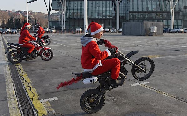 Любители мотоспорта в новогодние дни устроили себе развлечение на парковке у Дома Юстиции в Тбилиси - Sputnik Грузия