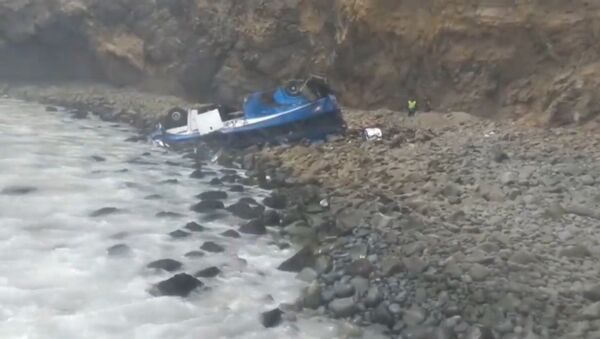 Автобус более чем с 50 пассажирами рухнул в стометровую пропасть в Перу - Sputnik Грузия