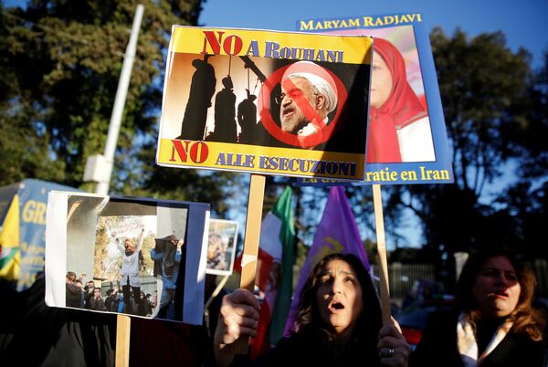 Противники Хасана Роухани идут с плакатами по улицам Рима, Италия - Sputnik Грузия
