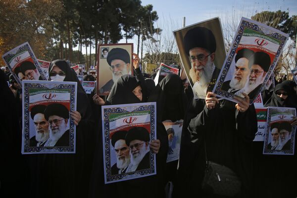 Президент Ирана Хасан Роухани, против которого выступают митингующие, заявил, что протесты вызваны внутренними проблемами, а также подстрекательством других государств. На фото - протесты в Тегеране - Sputnik Грузия