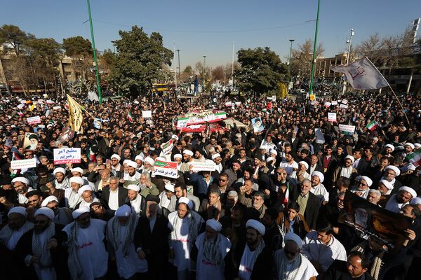 Госдепартамент США в четверг вновь осудил гибель и задержания людей в ходе протестов в Иране и пригрозил привлечь к ответственности причастных к насилию против протестующих. На фото - одна из проправительственных акций в Иране - Sputnik Грузия
