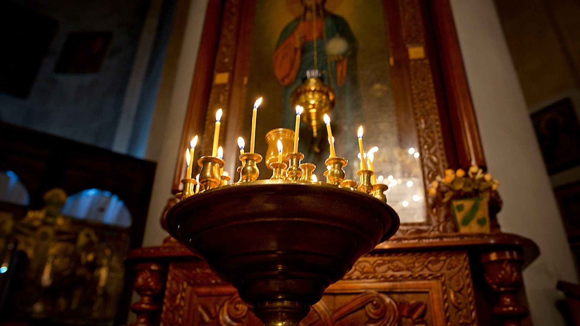 Горящие свечи у иконы  Христа Спасителя в Метехской церкви - Sputnik Грузия, 1920, 23.06.2023