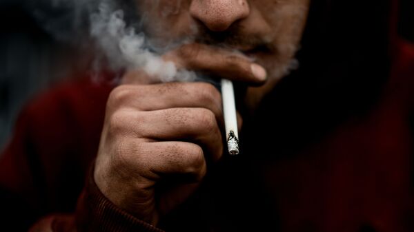 Мужчина курит сигарету - Sputnik Грузия