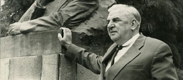 გიორგი (გოგლა) ლეონიძე ილია ჭავჭავაძის ბიუსტთან გიორგი (გოგლა) ლეონიძე ილია ჭავჭავაძის ბიუსტთან - Sputnik საქართველო