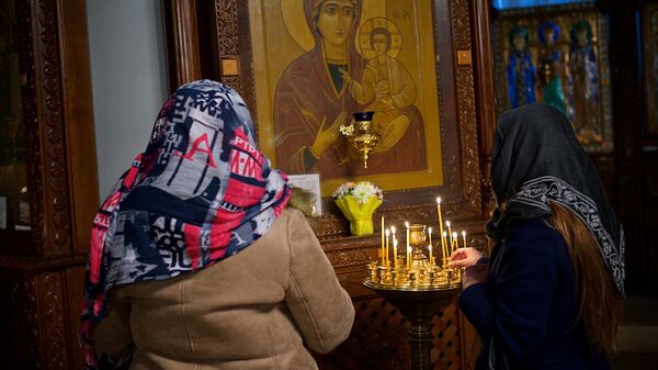 Верующие у иконы Пресвятой Богородицы в Метехской церкви - Sputnik Грузия