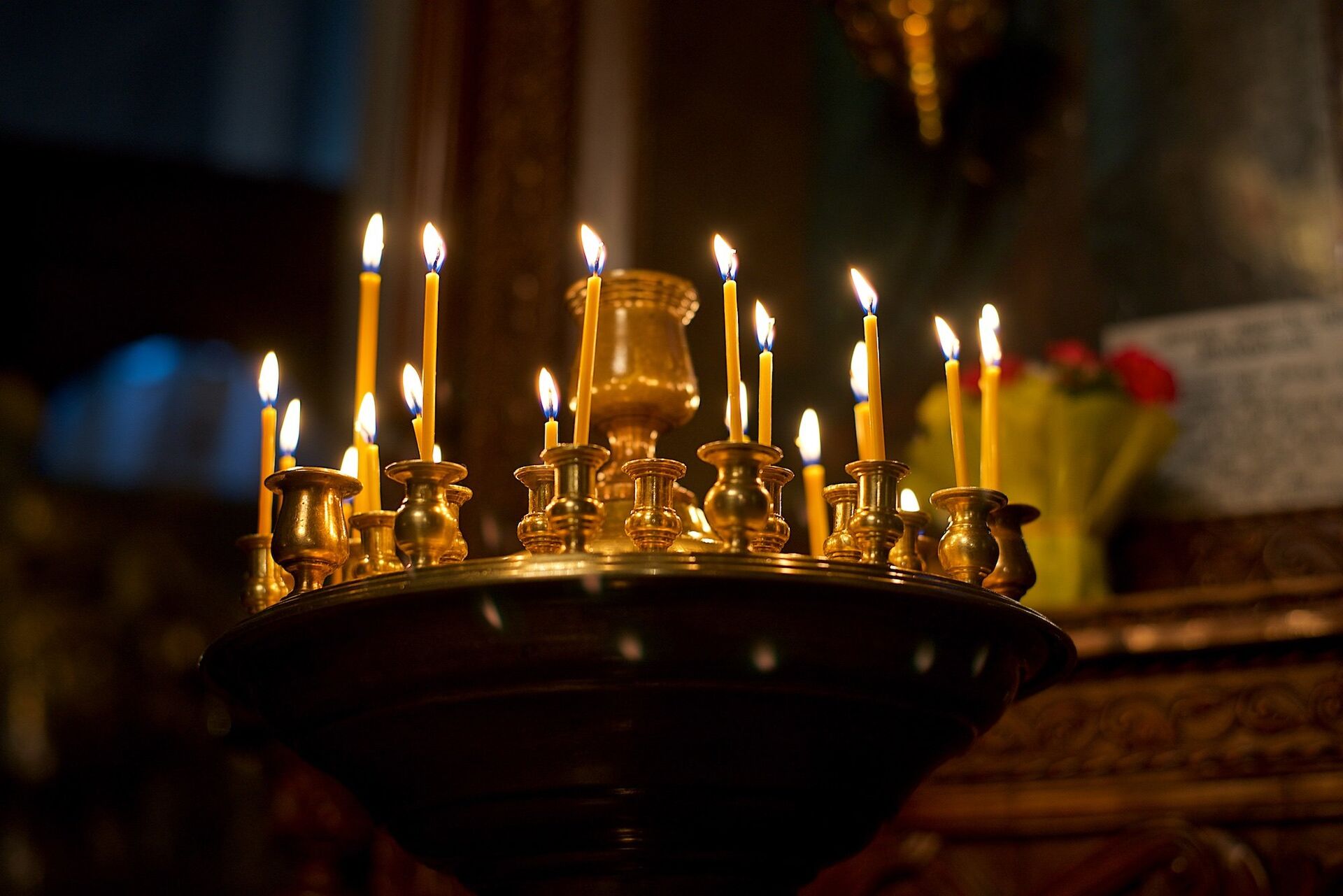 Горящие свечи в Метехской церкви - Sputnik Грузия, 1920, 05.08.2023