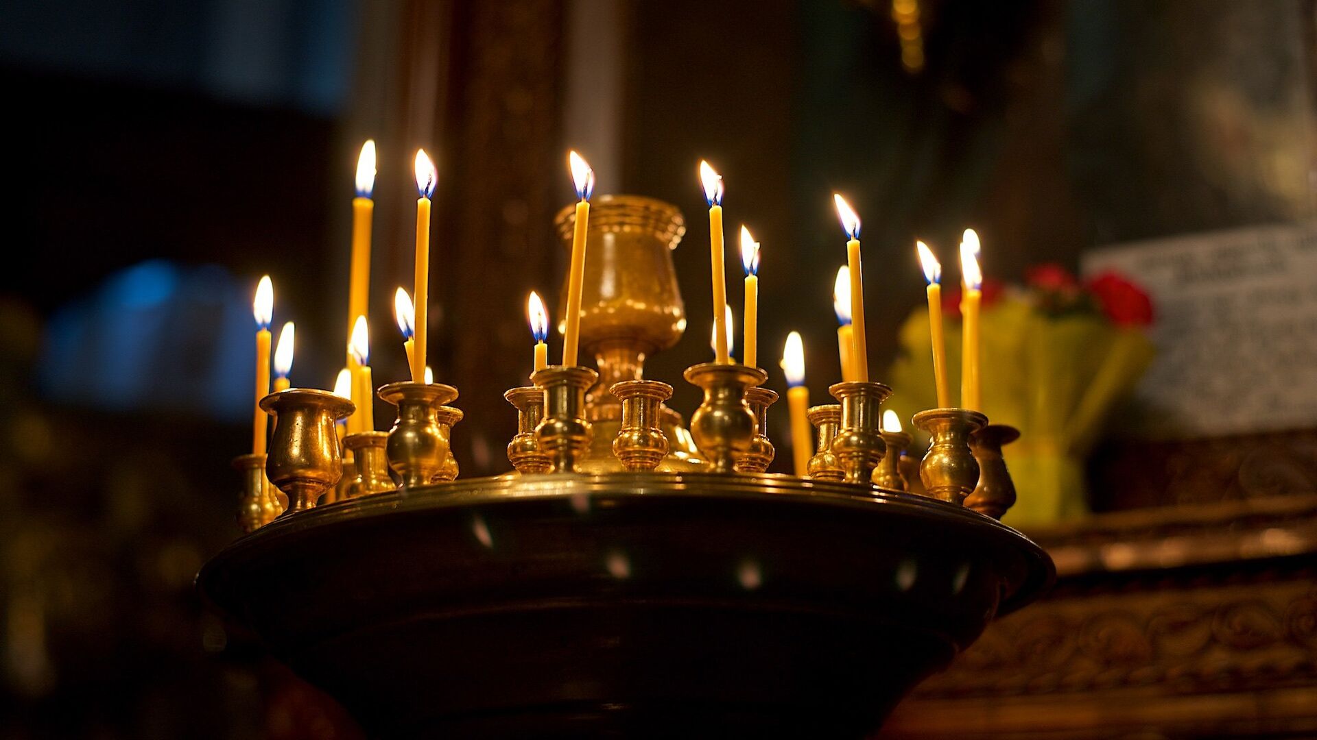 Горящие свечи в Метехской церкви - Sputnik Грузия, 1920, 13.01.2022