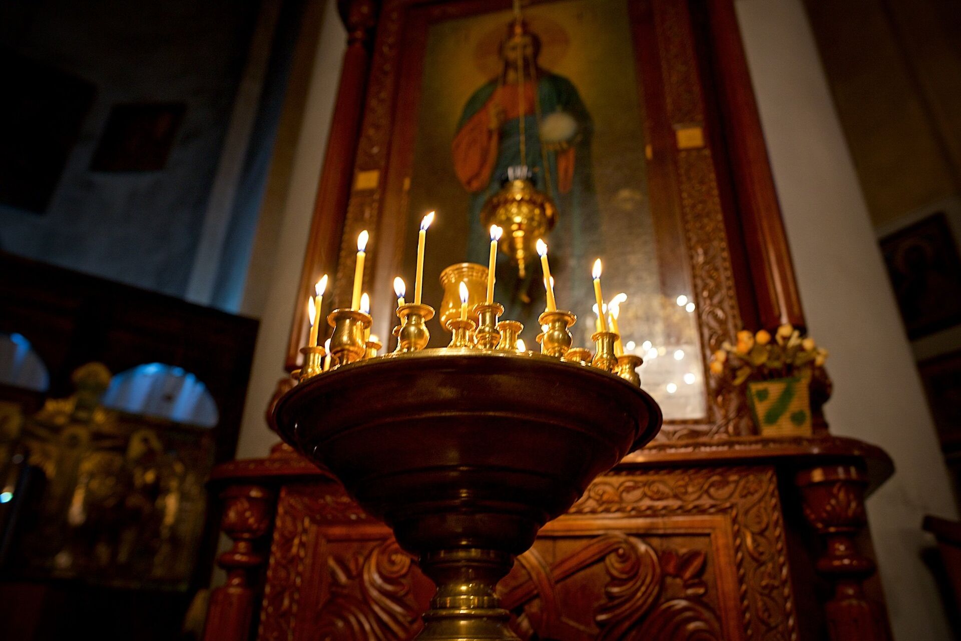 Горящие свечи у иконы Христа Спасителя в Метехской церкви - Sputnik Грузия, 1920, 13.09.2022