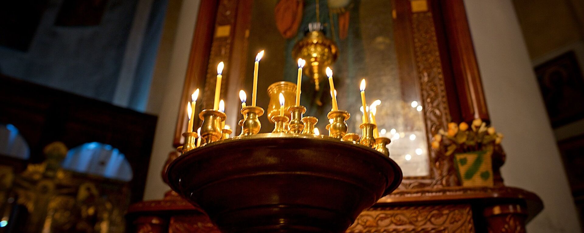Горящие свечи у иконы Христа Спасителя в Метехской церкви - Sputnik Грузия, 1920, 28.02.2019