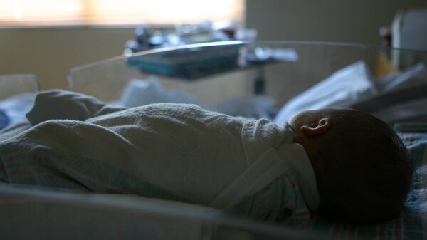 Новорожденный ребенок лежит в больнице - Sputnik Грузия