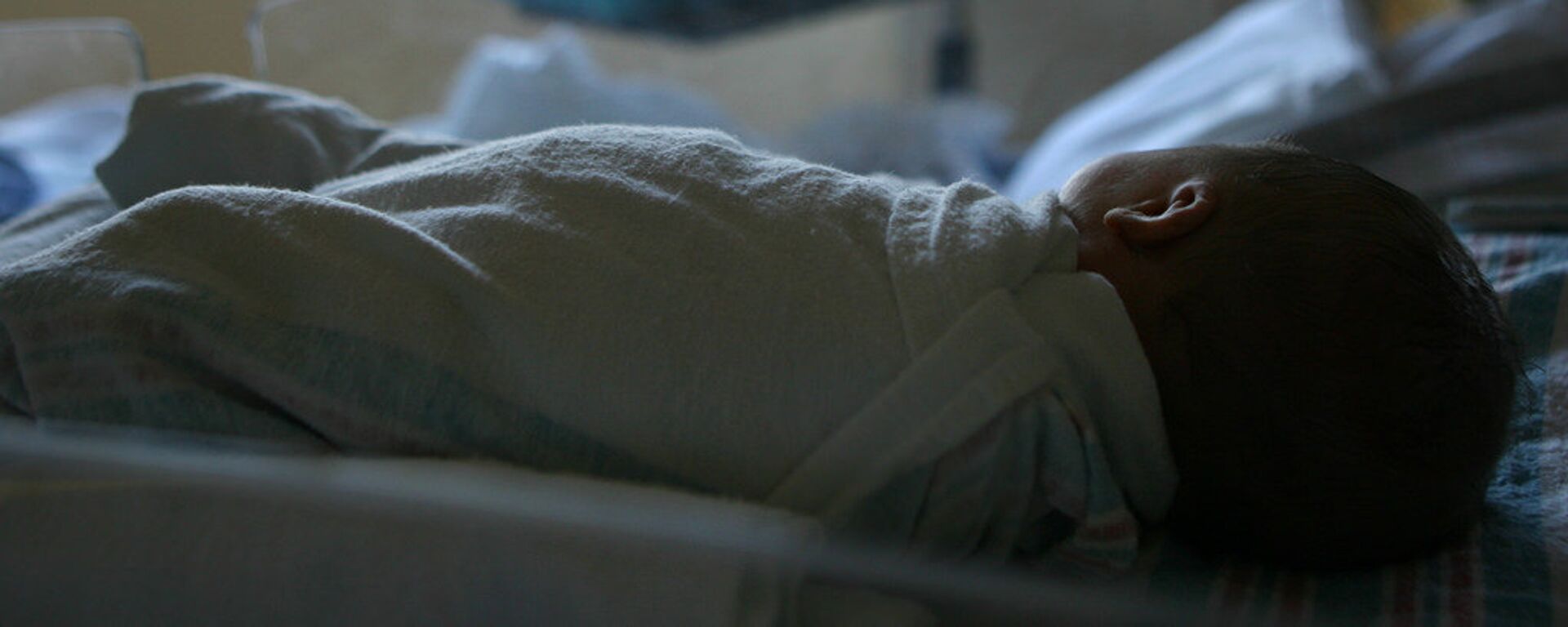 Новорожденный ребенок лежит в больнице - Sputnik Грузия, 1920, 29.01.2021