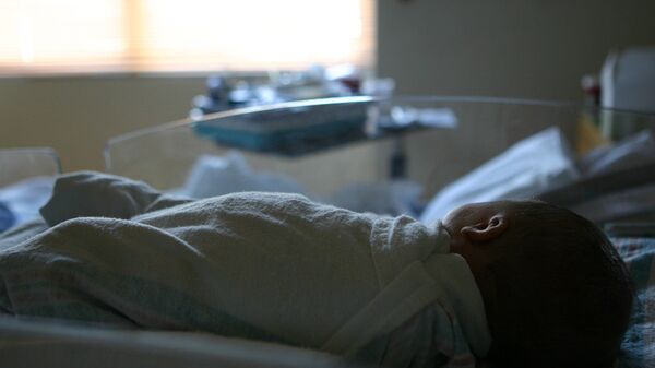 Новорожденный ребенок лежит в больнице - Sputnik Грузия