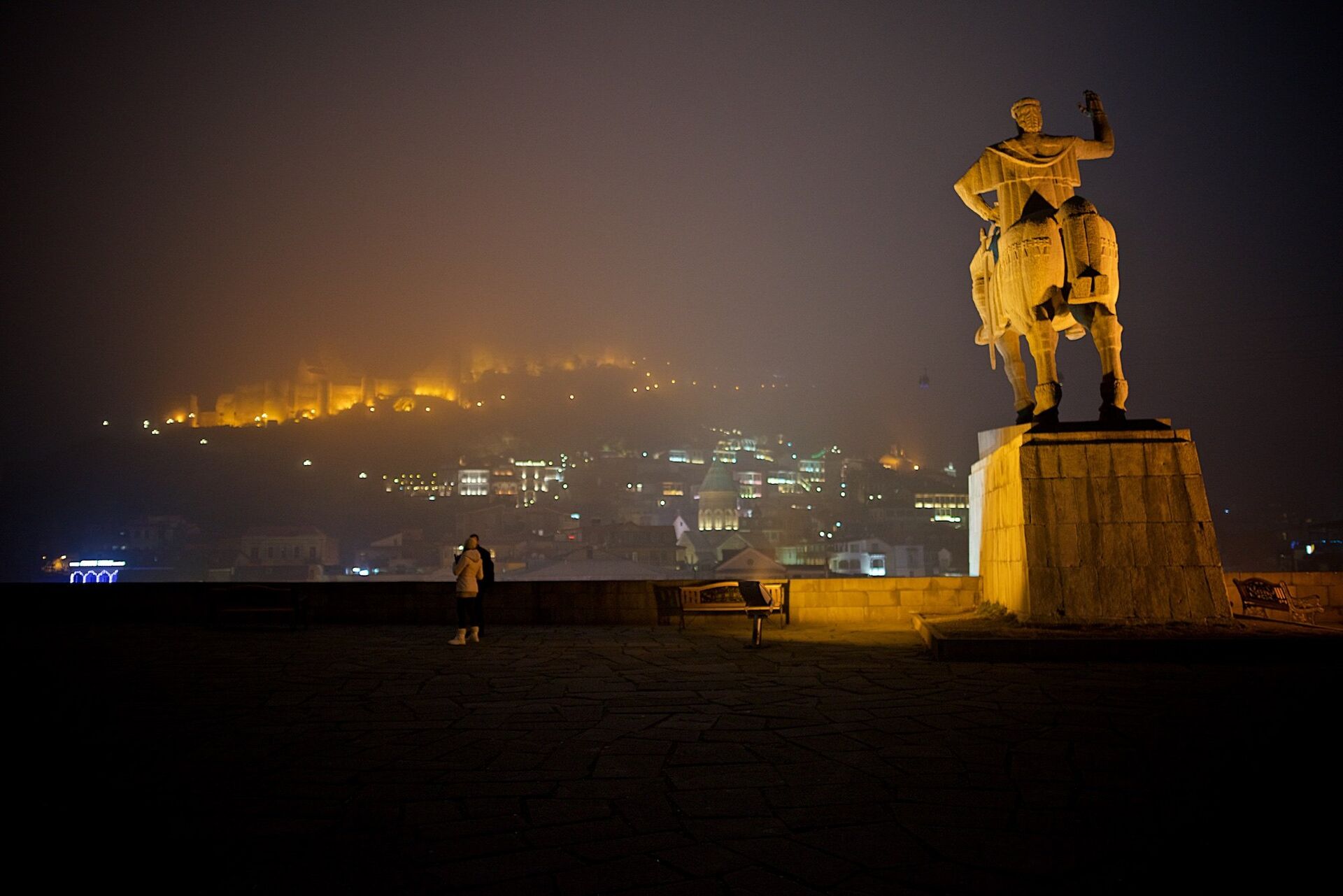 Вид на вечерний Тбилиси в тумане - памятник Вахтангу Горгасали - Sputnik Грузия, 1920, 01.10.2022