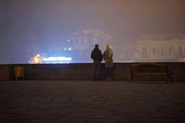 Туристы смотрят на город, окутанный туманом, со смотровой площадки у памятника царю Вахтангу Горгасали - Sputnik Грузия