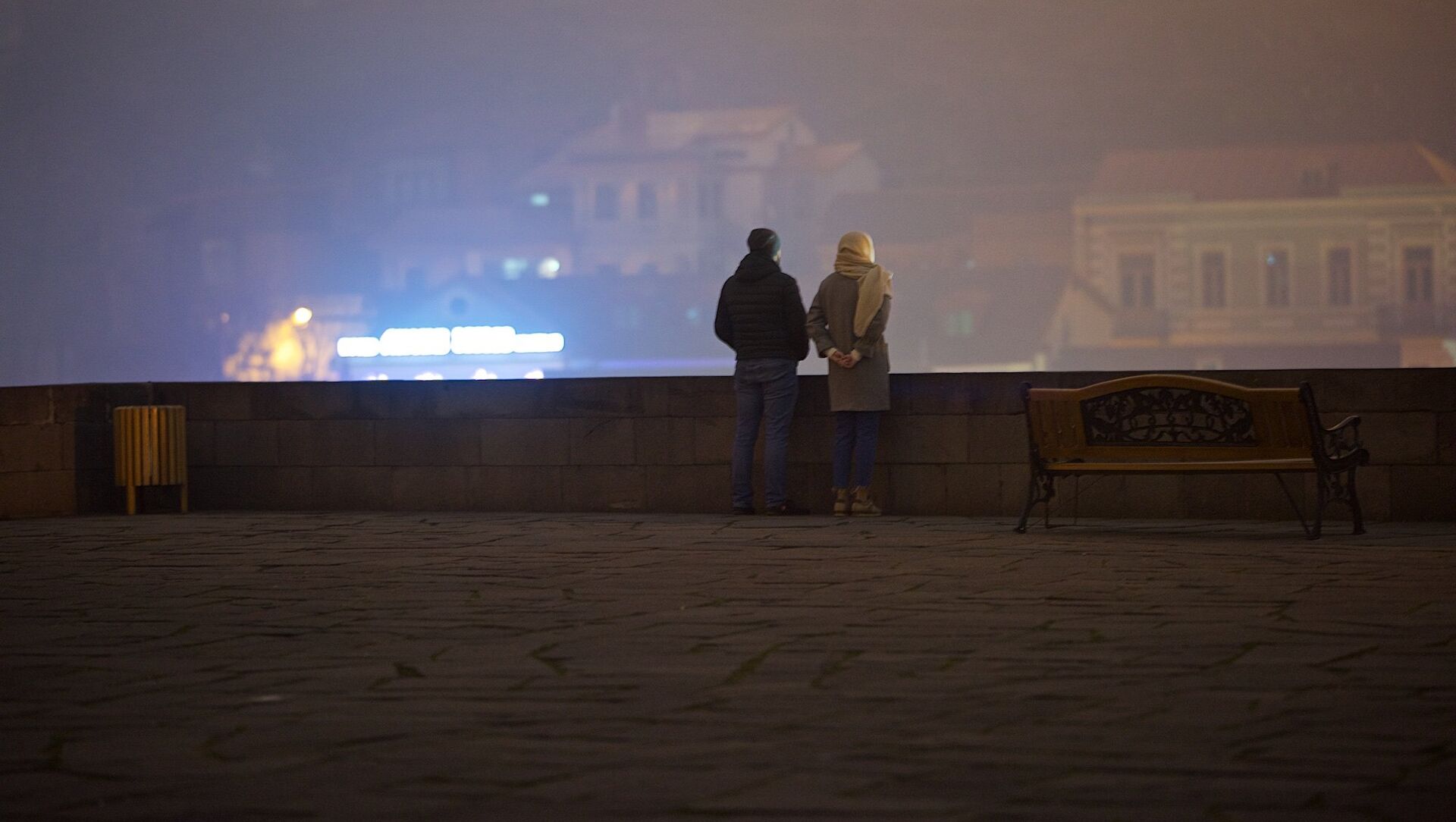 Тбилиси в тумане - туристы смотрят на город со смотровой площадки у памятника Вахтангу Горгасали - Sputnik Грузия, 1920, 30.03.2021