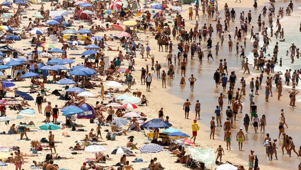 Люди спасаются от жары на пляже Бонди в Сиднее, Австралия - Sputnik Грузия