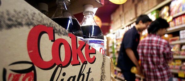 Покупатели в магазине выбирают диетическую колу - Sputnik Грузия