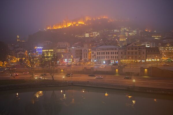 Действительно, Тбилиси в такой туман - это незабываемое зрелище. На фото - вид на старый город, крепость Нарикала и район Кала-Убани - Sputnik Грузия