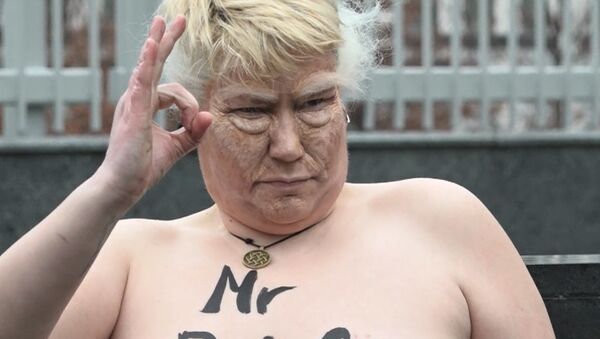 Как активистка FEMEN у посольства США в Киеве изображала Трампа - Sputnik Грузия