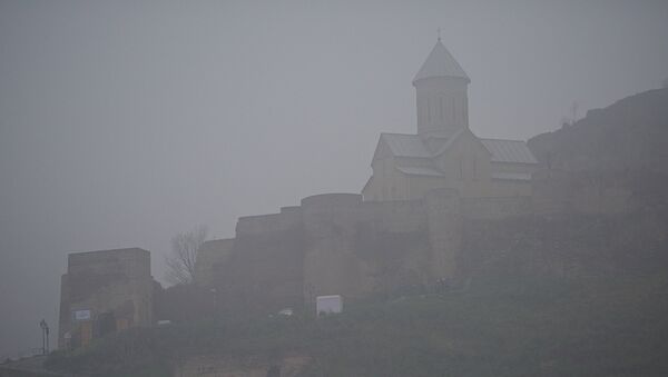 Тбилиси в тумане - крепость Нарикала и церковь Святого Николая Чудотворца - Sputnik Грузия