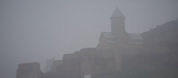 Тбилиси в тумане - крепость Нарикала и церковь Святого Николая Чудотворца - Sputnik Грузия