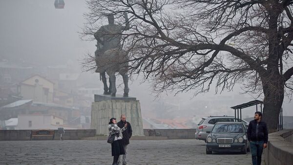 Тбилиси в тумане - люди на смотровой площадке у памятника царю Вахтангу Горгасали - Sputnik Грузия