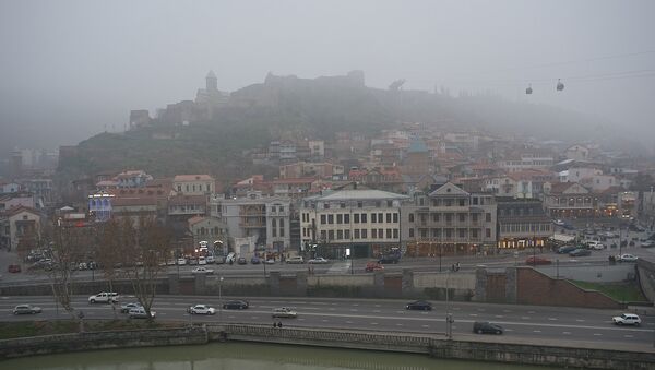 Тбилиси в тумане - вид на старый город, крепость Нарикала и район Кала-Убани - Sputnik Грузия