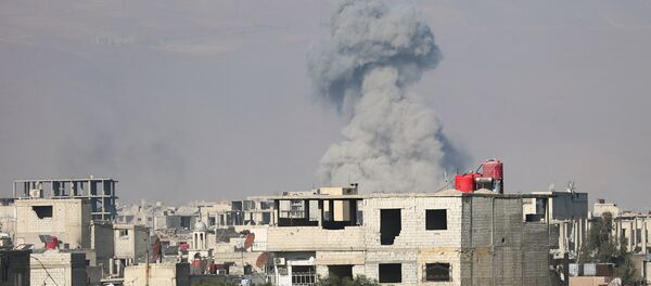 Дым от взрыва подымается над домами в городе Мадера, Сирия - Sputnik Грузия