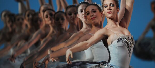 Сцена балета Симфония до мажор в постановке Джорджа Баланчина. Мариинский театр представил свои премьеры на сцене Большого театра в рамках фестиваля Золотая Маска. - Sputnik Грузия