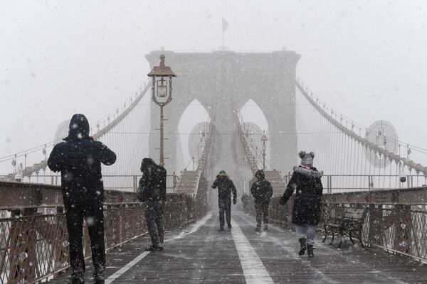 Пешеходы на Бруклинском мосту во время шторма Грейсон в Нью-Йорке, США - Sputnik Грузия