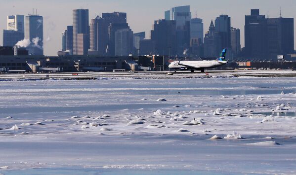 Перед приближением снежной бури самолет Jet Blue ожидает взлета в международном аэропорту Логан на фоне замерзших вод Атлантического океан, между Уинтропом и Бостоном, штат Массачусетс, США - Sputnik Грузия