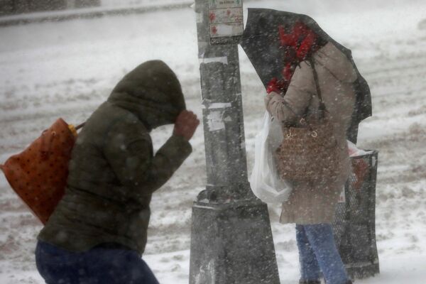 ფეხით მოსიარულეები მანჰეტენზე თოვლიანი ქარიშხლის დროს - Sputnik საქართველო