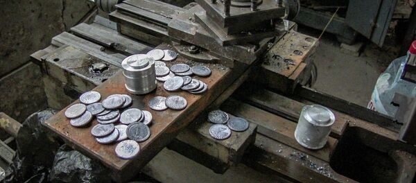 Изготовление фальшивых монет номиналом в 1 лари - Sputnik Грузия
