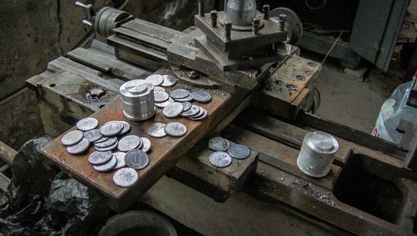 Изготовление фальшивых монет номиналом в 1 лари - Sputnik Грузия