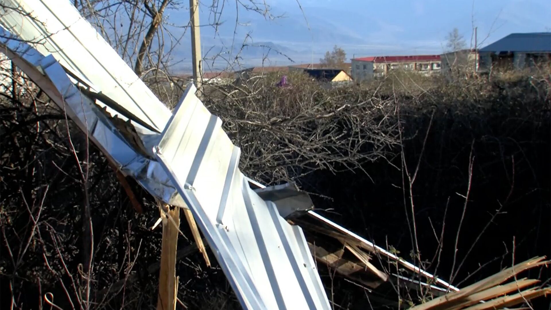 Последствия ураганного ветра в Телави - сорванные крыши - Sputnik Грузия, 1920, 22.04.2021
