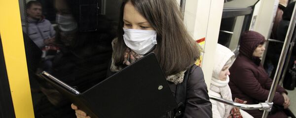 Девушка в защитной маске читает электронную книгу - Sputnik Грузия