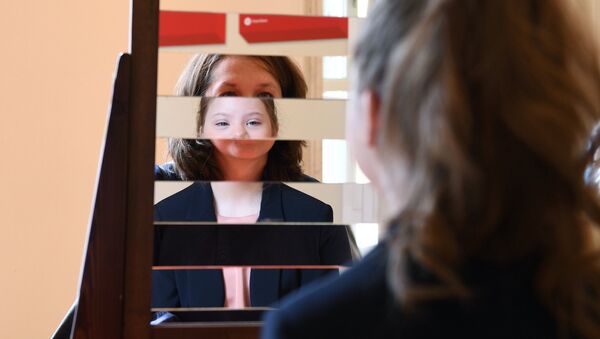 Женщина смотрит на свое отражение в зеркале - Sputnik Грузия