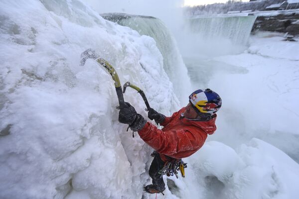 Уилл Гадд стал первым человеком в мире, которому удалось покорить Ниагарский водопад, разделяющий Канаду и США – по ледяной стене - Sputnik Грузия