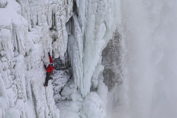 Экстремальщик Уилл Гадд, которого называют Покорителем вершин, решил подняться на замерзший Ниагарский водопад с помощью всех лишь двух ледорубов - Sputnik Грузия