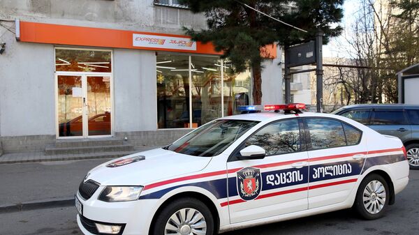 Машина охранной полиции у сервис-центра Банка Грузии - Sputnik Грузия