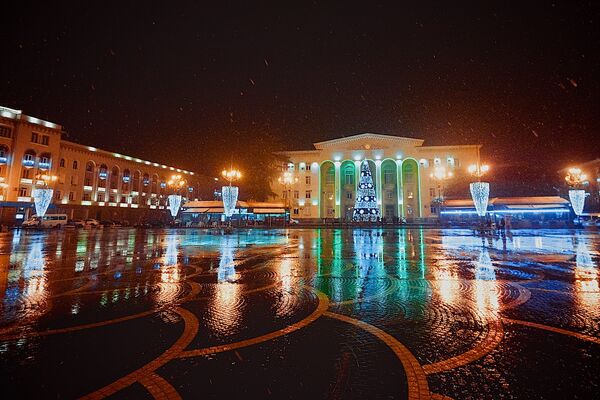 Так во время снегопада выглядела центральная площадь в городе Рустави, где расположено здание городской администрации - Sputnik Грузия