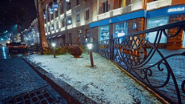 Первый снег в городе Рустави - Sputnik Грузия