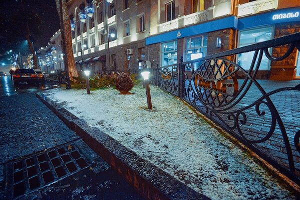 Первый снег в городе Рустави пролежал всего несколько часов - Sputnik Грузия