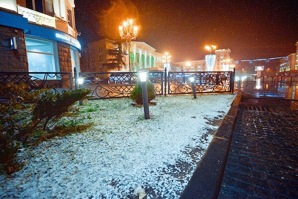 Но мороза не было - и снег продержался на городских улицах всего несколько часов - Sputnik Грузия