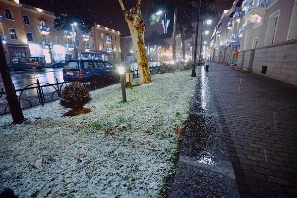 Город Рустави расположен неподалеку от Тбилиси - в ряде районов столицы Грузии в ночь на пятницу тоже шел снег - Sputnik Грузия