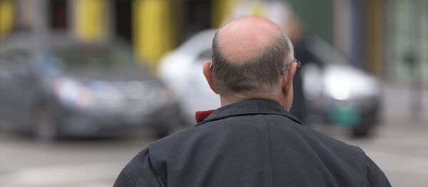 Полысевший мужчина средних лет  - Sputnik Грузия