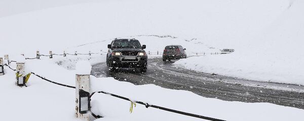 თოვლისგან გაწმენდილი გზა თოვლისგან გაწმენდილი გზა - Sputnik საქართველო