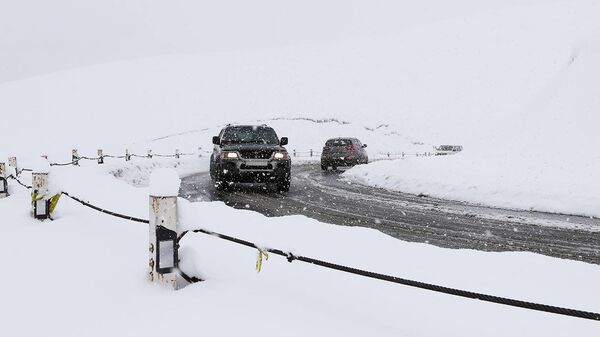 Очищенный от снега отрезок Военно-Грузинской дороги с проезжающими машинами - Sputnik Грузия